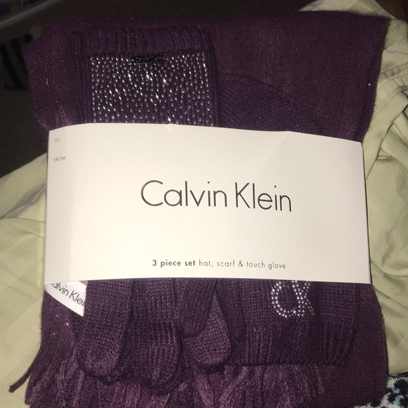 Calvin Klein Accessories - ❄️ NWT Calvin Klein set ❄️